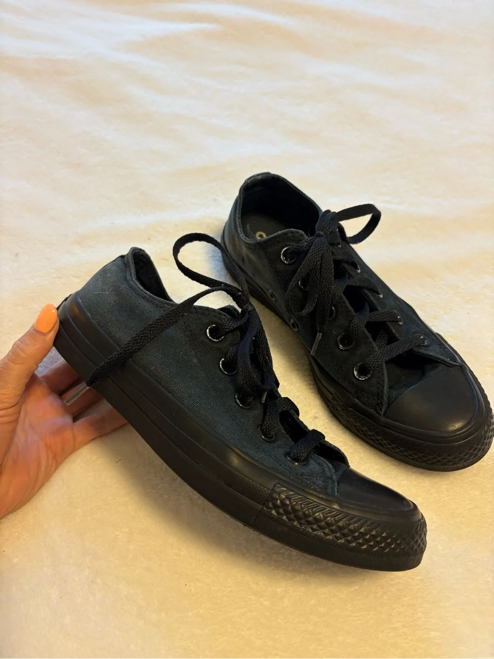 Converse Womens SOLID BLACK low chuck taylors - Picture 4 of 6